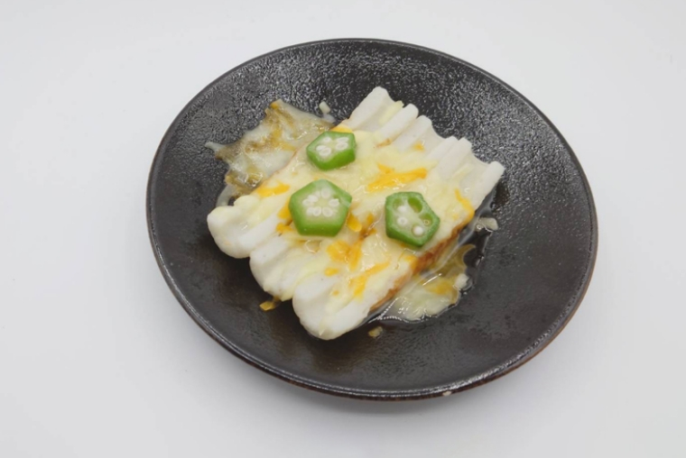 ちくわとオクラのチーズのせ