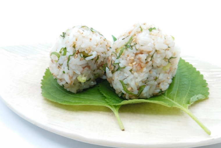 青じそとねぎのおにぎり（鰹節・ゴマ入り）